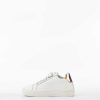 Little David Sneaker, Wit